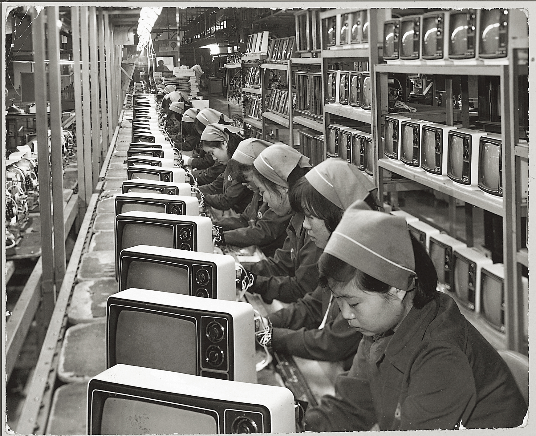 Экономика в 70 х. 1969 Год самсунг. Производство телевизоров. Старая техника. Телевизор 1980 года.