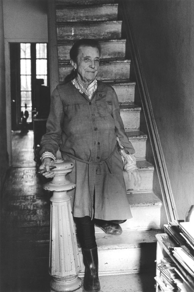 Louise Bourgeois descending the stairs in her home on West 20th Street in NYC, 1992 © The Easton Foundation/VG Bild-Kunst, Bonn 2022 The Easton Foundation/VG Bild-Kunst, Bonn 2022, photo: Claire Bourgeois