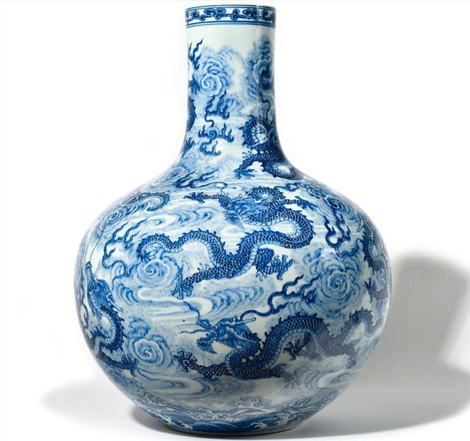 The Tianqiuping-style vase. Courtesy of Osenat.