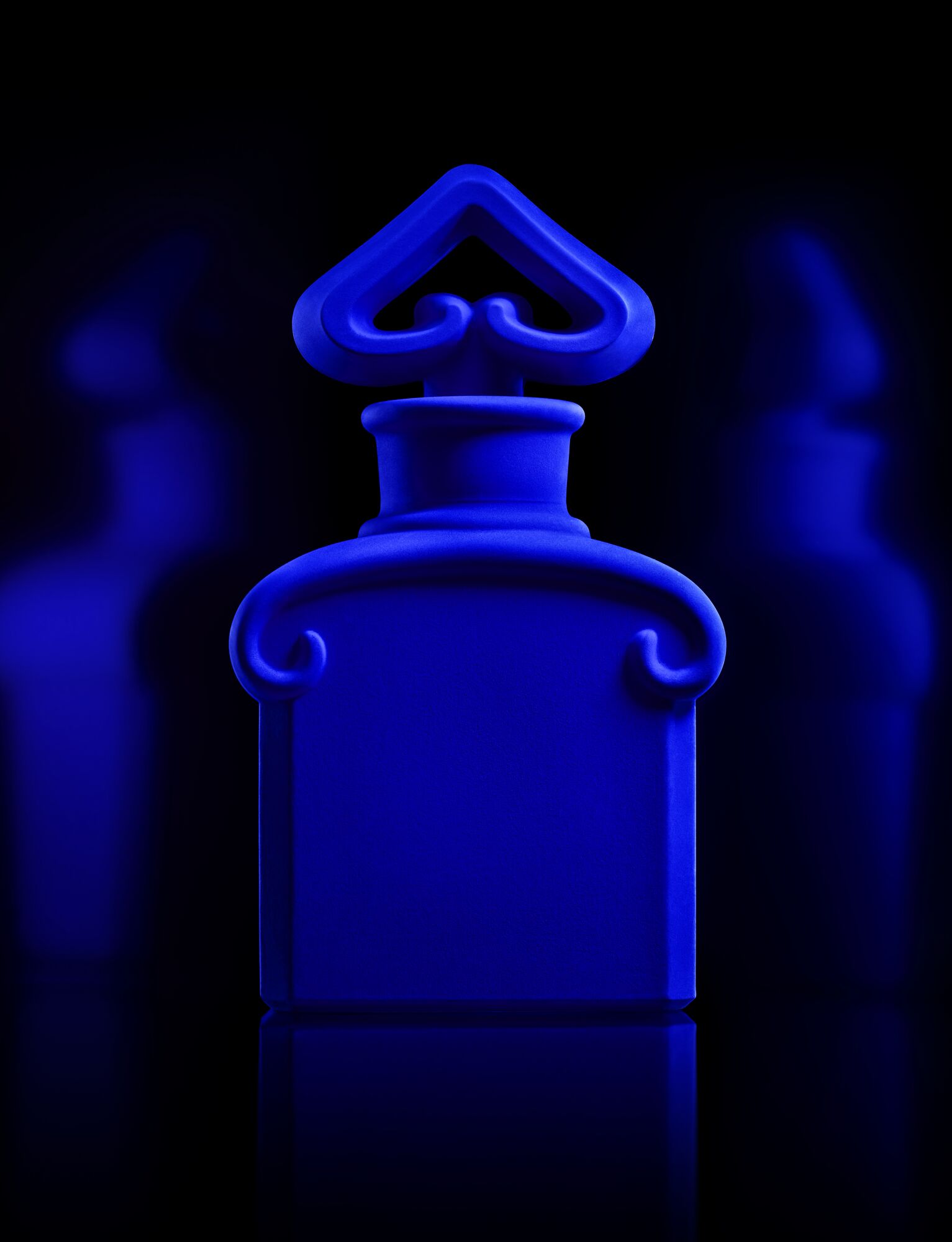 Lezen Verdachte Bitterheid Guerlain Teamed Up With the Yves Klein Foundation for a Special-Edition  Bottle of L'Heure Bleue