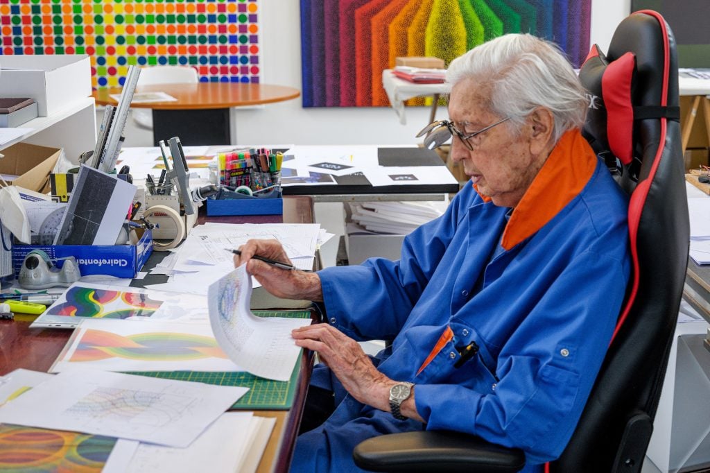 Julio Le Parc in his studio in Cachan, France, a suburb of Paris. Photo by Gregory Copitet, courtesy of Galería RGR.