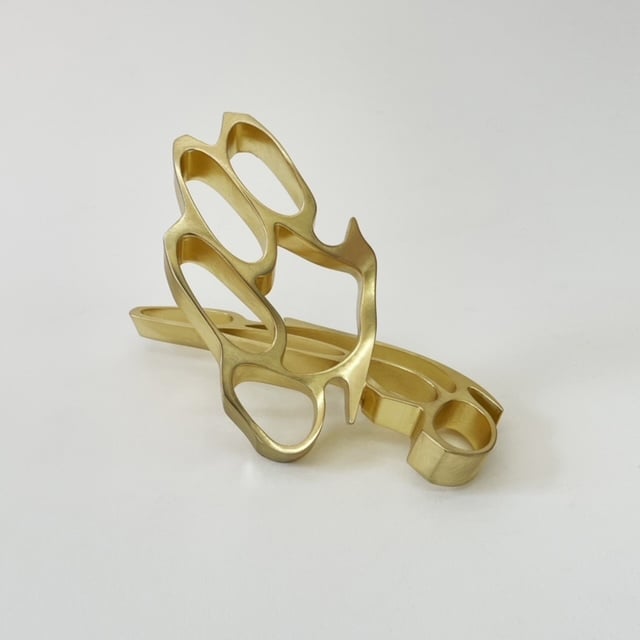 Robert Lazzarini, brass knuckles vi (2022). Courtesy of the artist.
