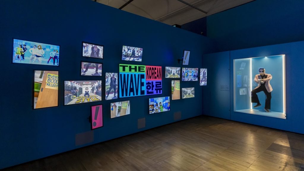 Installation image of exhibition introduction with PSY's Gangnam Style at 'Hallyu! The Korean Wave' at the V&A. Ⓒ Victoria and Albert Museum London.