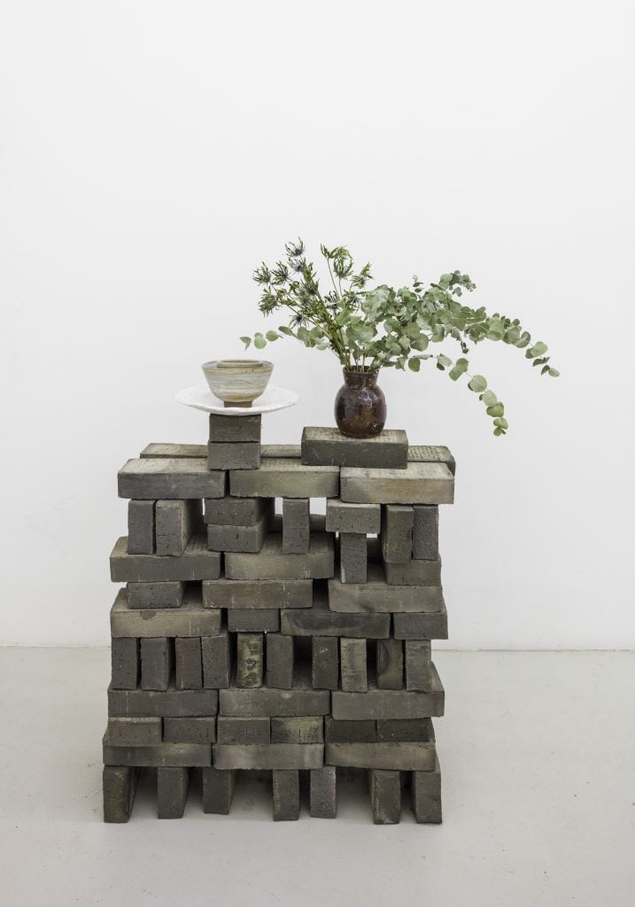 Natsuko Uchino, Pottery on Brick Pile, Eucalyptus and Thistle (2017). Courtesy of the artist and Galerie Allen Paris.