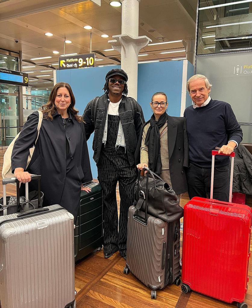 The traveling circus of the art world is leaving London and is on its way to Paris. Lauren Taschen, Mr. StarCity, Jeanne Greenberg Rohatyn. Photo by Simon de Pury.