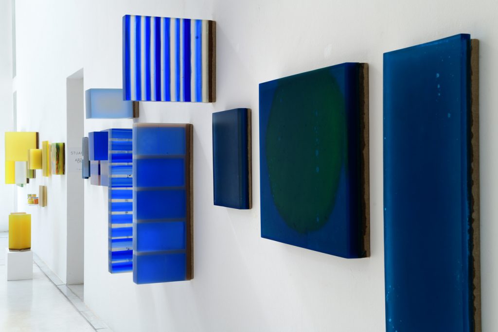 Installation anzeigen von "Herbert Hammack: Cobalt Grown, Permanent Mold, Ultramarine Blue Dunkel, Permanent Gel" Im La Studio la Città, Verona, Italien.