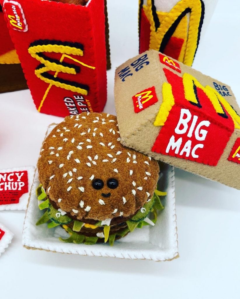 Lucy Sparrow, Mcdonald’s Big Mac Meal Deal (2022). Photo courtesy of the artist.