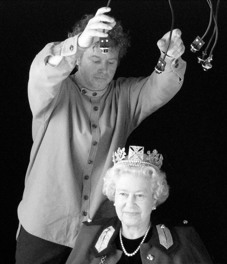 Chris Levine and Queen Elizabeth II (2004). Courtesy of Chris Levine Studio.