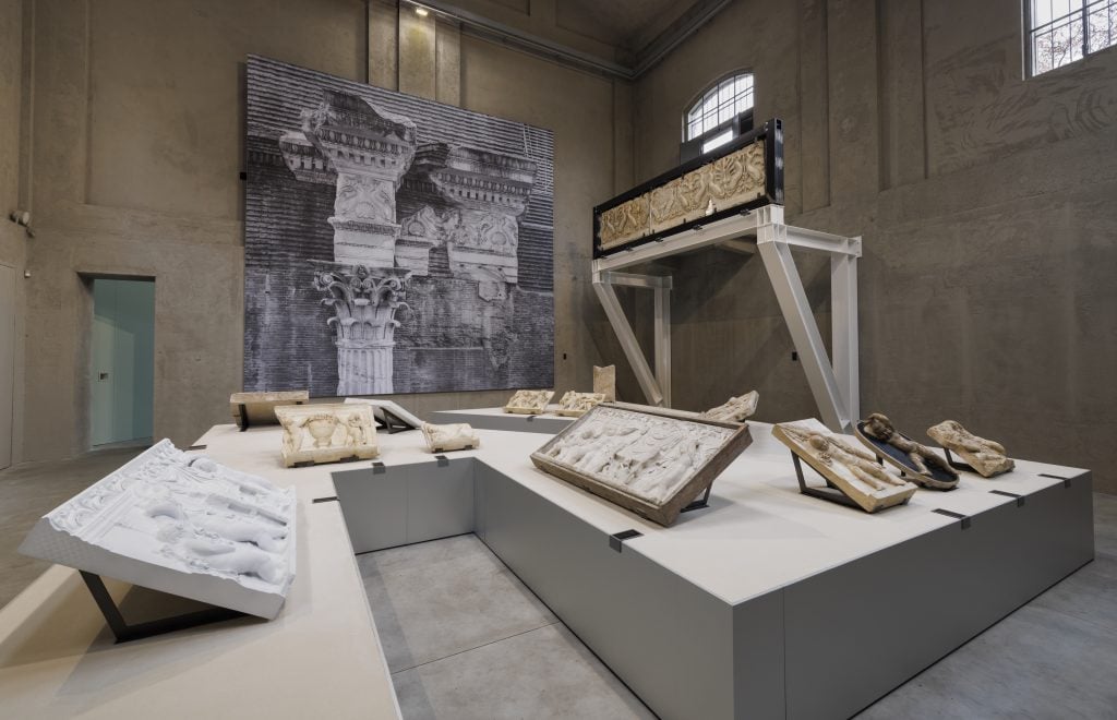 Uiterlijk Televisie kijken gelei A New Show at the Prada Foundation in Milan Examines the Use and Reuse of  Classical Greek and Roman Works Over the Centuries
