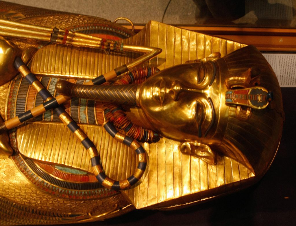 Sarcófago de ouro do rei Tutancâmon no Museu Egípcio do Cairo.  O crédito da foto deve ser lido por Cris Bouroncle/AFP via Getty Images.