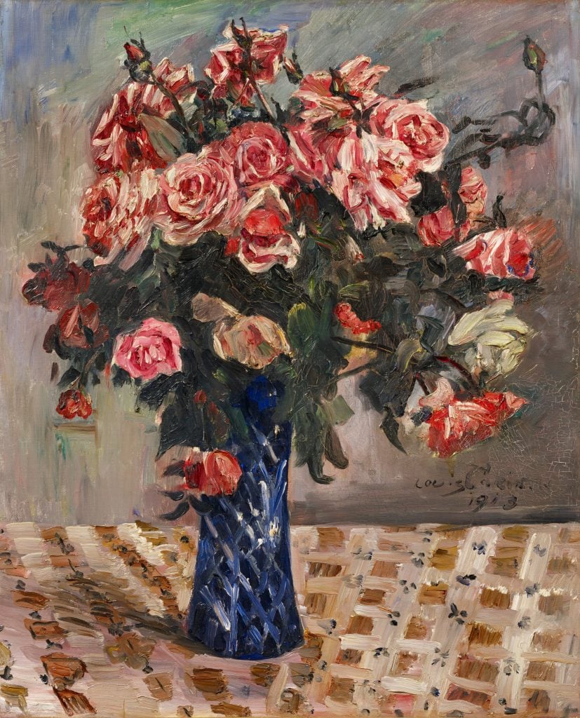 Lovis Corinth, Rote und Rosa Rosen in Vase aug Tischtuch (1913). Courtesy of Galerie Karsten Greve.