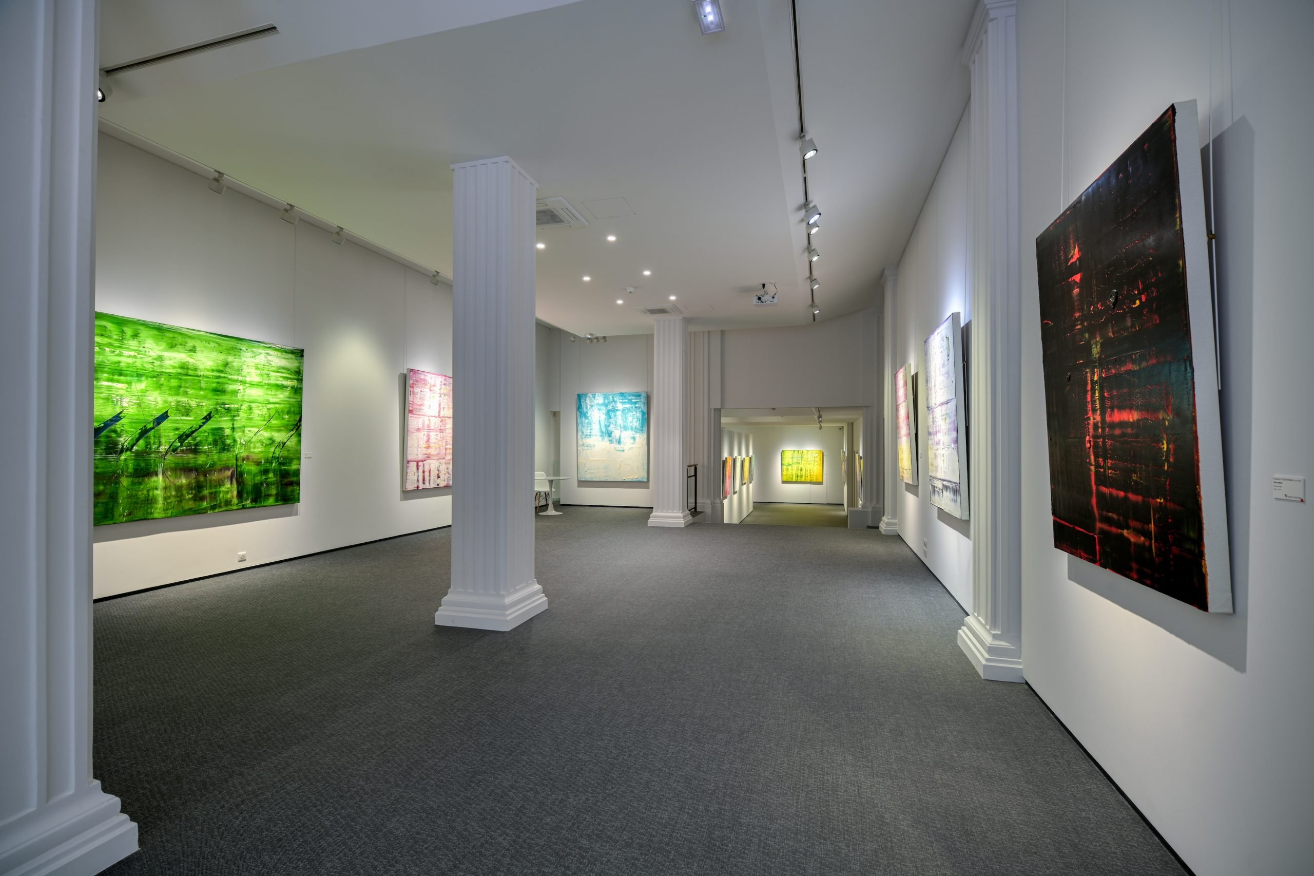 Installation view of "Tamihito Yoshikawa" at Galerie Tamenaga, Paris.