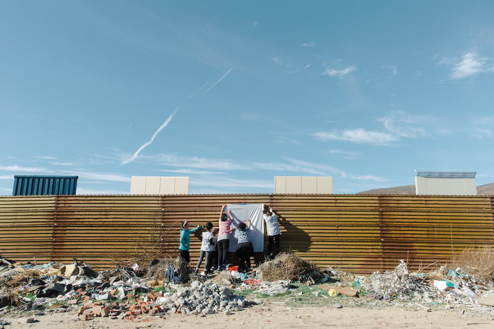 กำแพงแห่งอเมริกาของ AMBOS (2018)  ภาพของ จีน่า ไคลน์