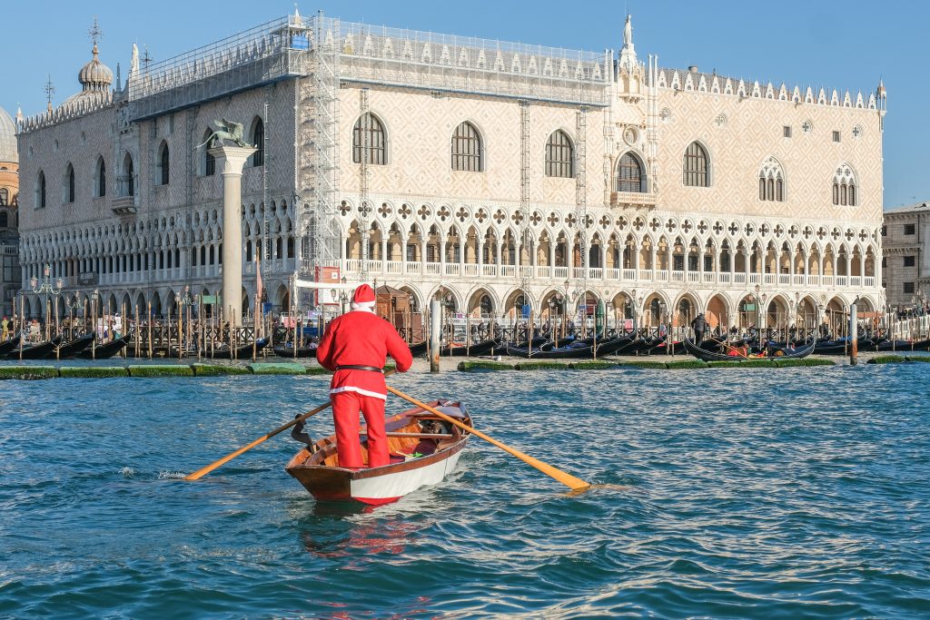 Rowers dressed as Santa Claus participate in the eighth edition of the "Santa Claus Regatta" in Venice on December 18, 2022 in Venice, Italy. Photo by Stefano Mazzola/Getty Images.
