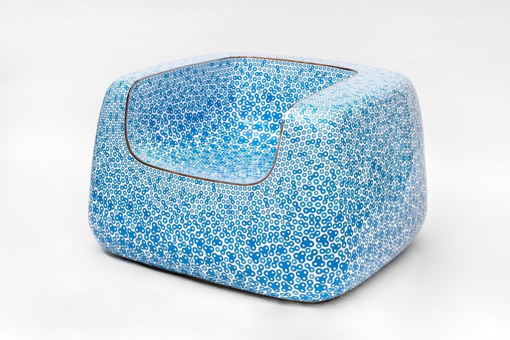 Marc Newson, Cloisonné White and Blue Chair (2022). Courtesy of Gagosian Paris.