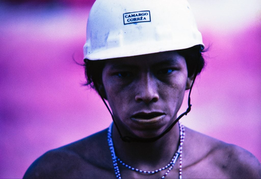 Nego Wakatha u thëri wearing a helmet from the construction company near the Perimetral Norte highway, Catrimani. Artwork © Claudia Andujar. Collection of the artist.