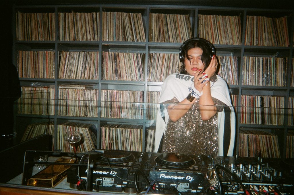 De Se in the DJ Booth.