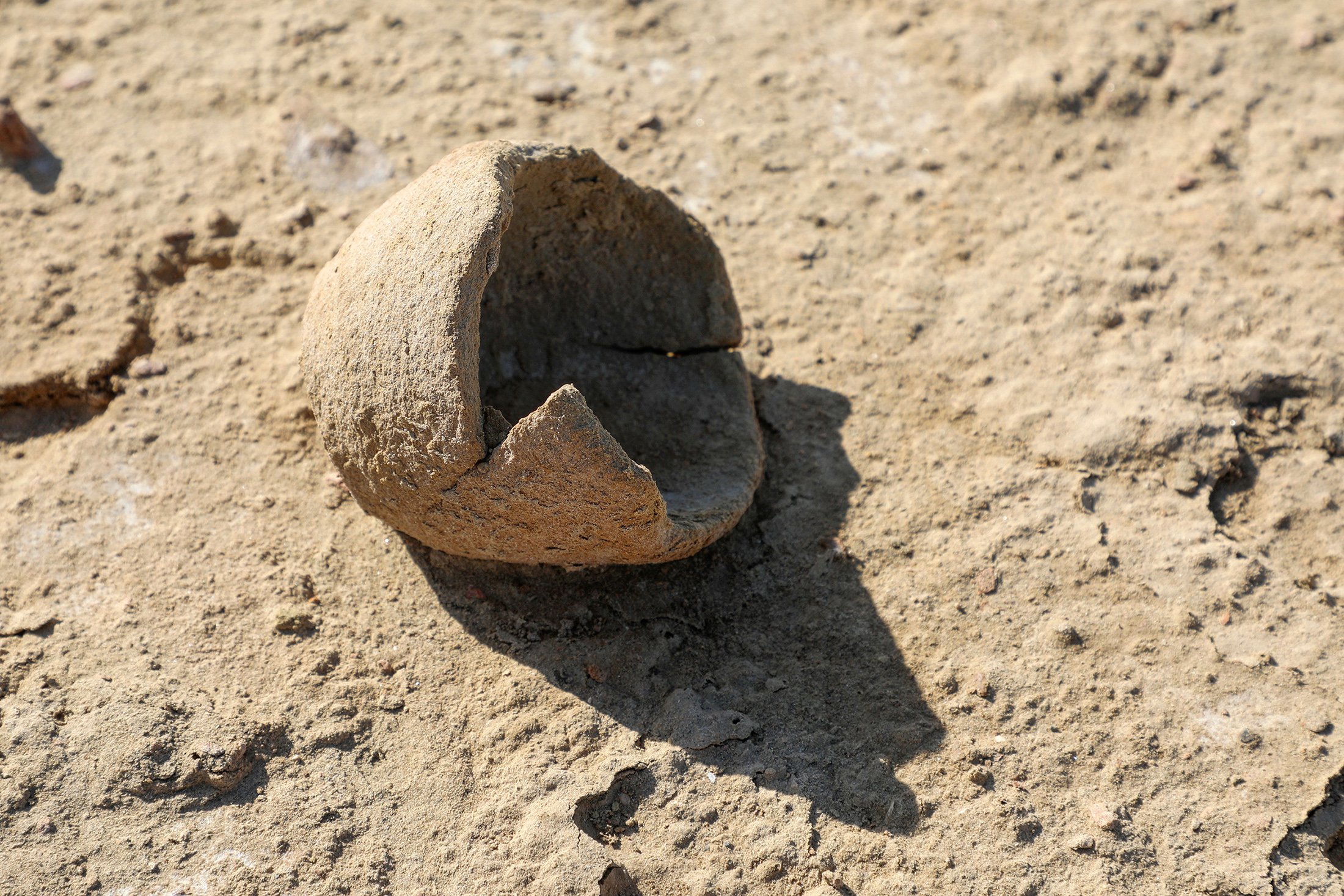 A broken pottery jar at the site in Lagash, where the remains of a 5,000-year-old Sumerian "tavern" were found. Photo: Asaad Niazi / AFP via Getty Images)