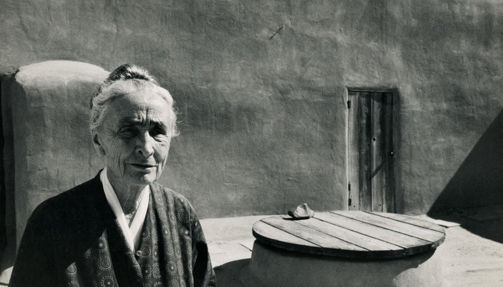 Georgia O'Keeffe on the patio of her home, Abiquiú, New Mexico (1971). Photo: Basil Langton/Photo Researchers History/Getty Images.