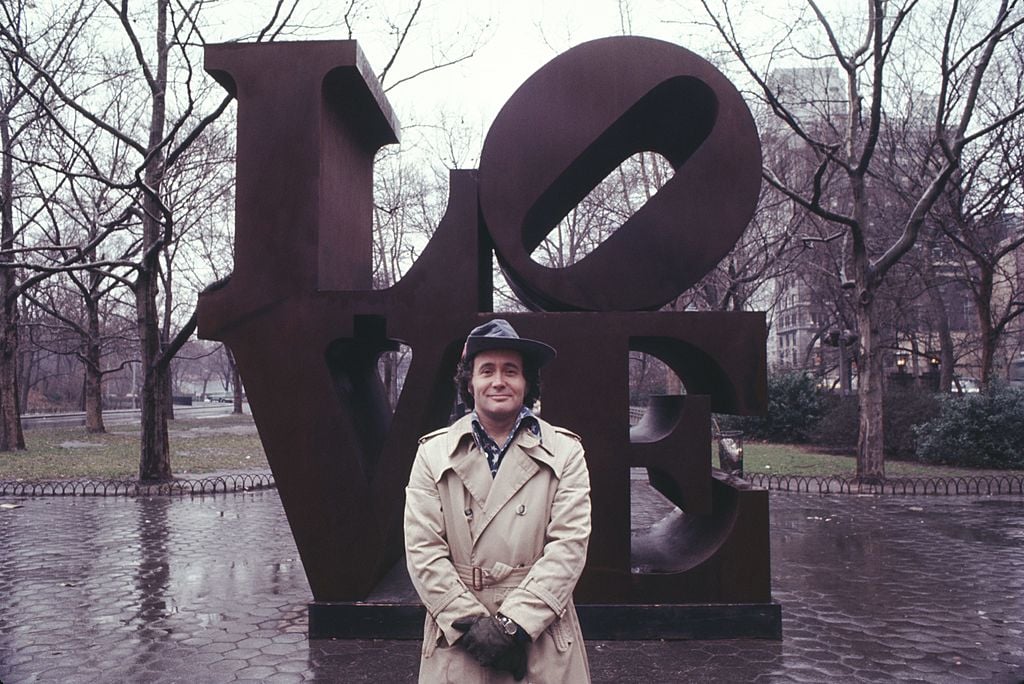 Robert Indiana with his LOVE sculpture in Central Park, New York City (1971). Photo: Jack Mitchell/Getty Images.