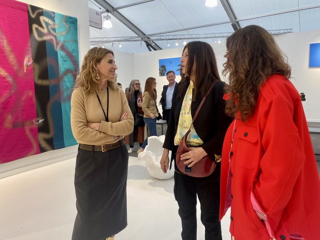 Catherine Keener with Kaufmann Repetto owners Francesca Kaufmann and Chiara Repetto at Frieze Los Angeles 2023. Photo by Sarah Cascone.