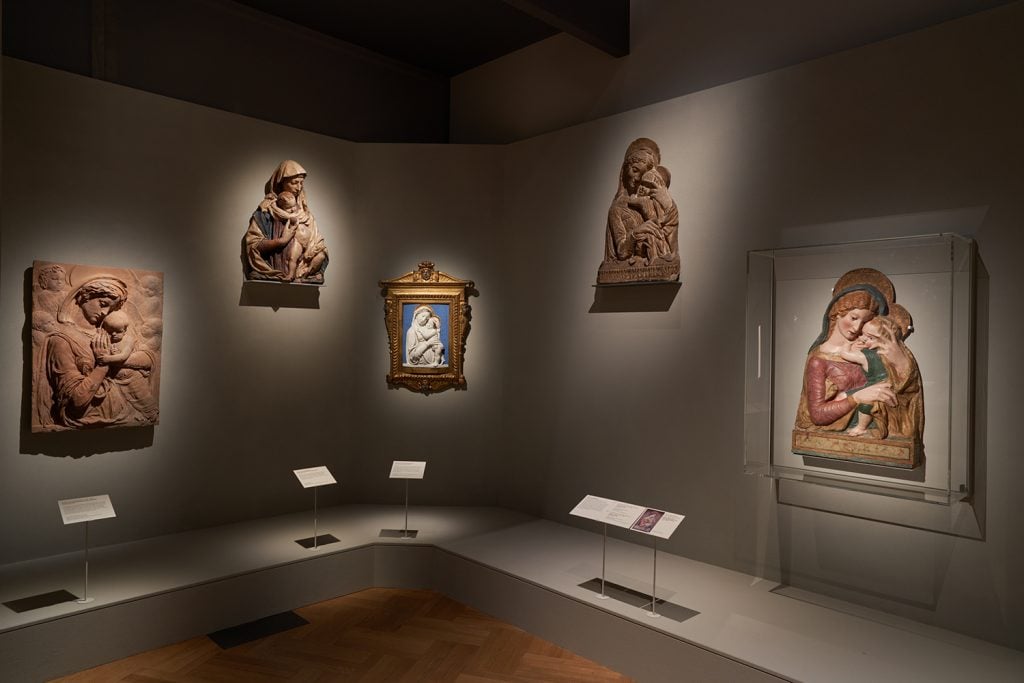 عرض التثبيت من "دوناتيلو: نحت عصر النهضة" في متحف فيكتوريا وألبرت. الصورة: © متحف فيكتوريا وألبرت ، لندن.