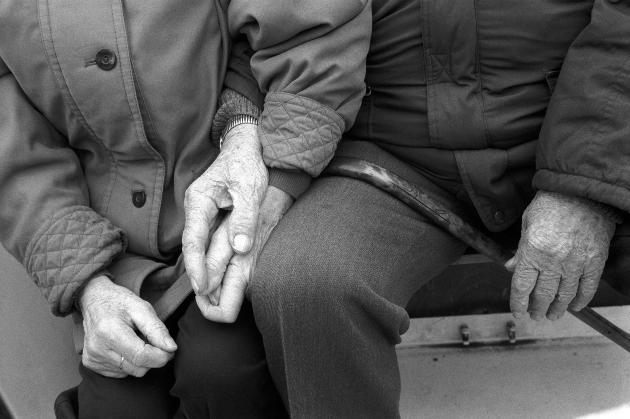 Умерли держась за руки. Старики за руку. Старики держатся за руки. Старость любовь рука в руке. Руки пожилых влюбленных.