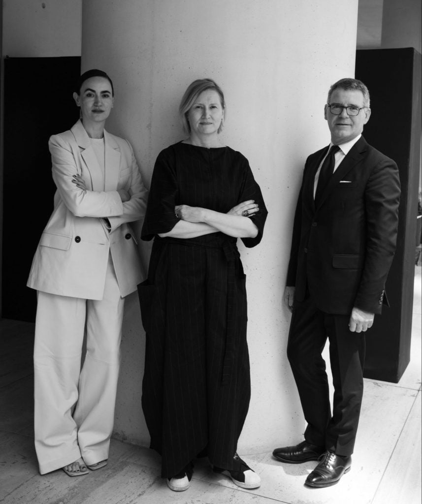 The architect and scenographer Frida Escobedo, curator Ana Elena Mallet and Cartier's Image, Style, & Heritage director Pierre Rainero at Museo Jumex in Mexico City on March 14, 2023. Courtesy of Cartier.