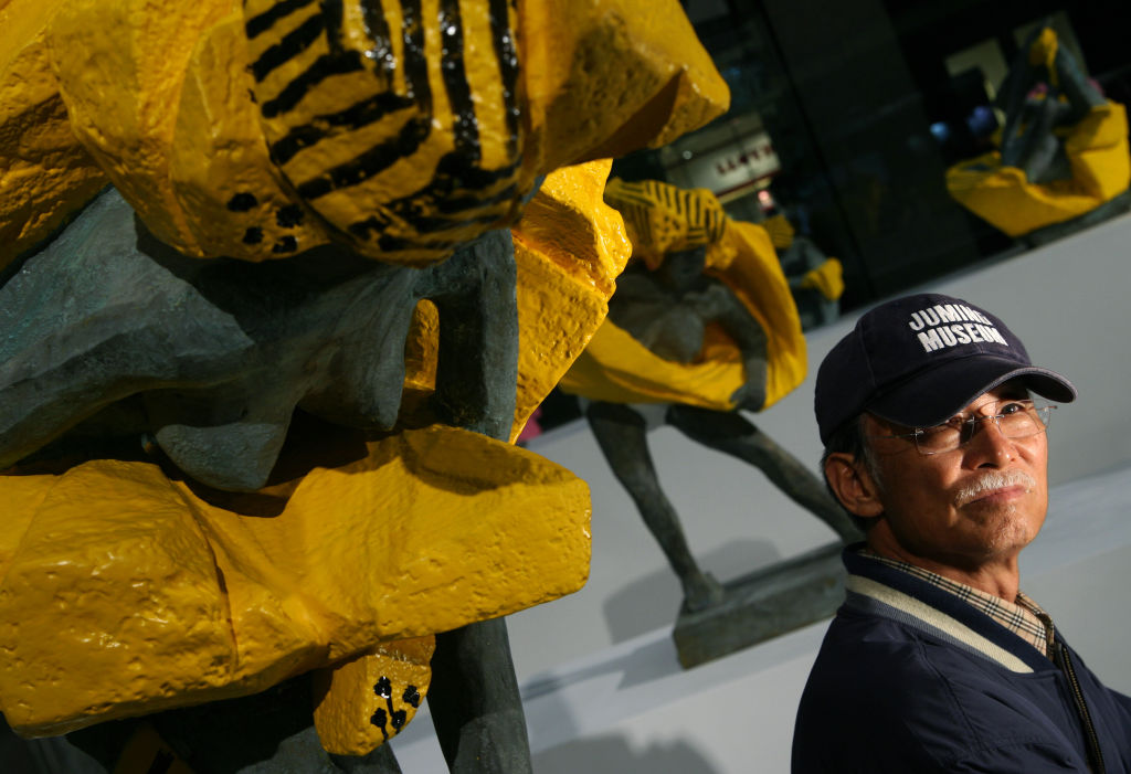 Renowned Taiwaness sculptor Ju Ming in 2006. Photo by Oliver Tsang/South China Morning Post via Getty Images.
