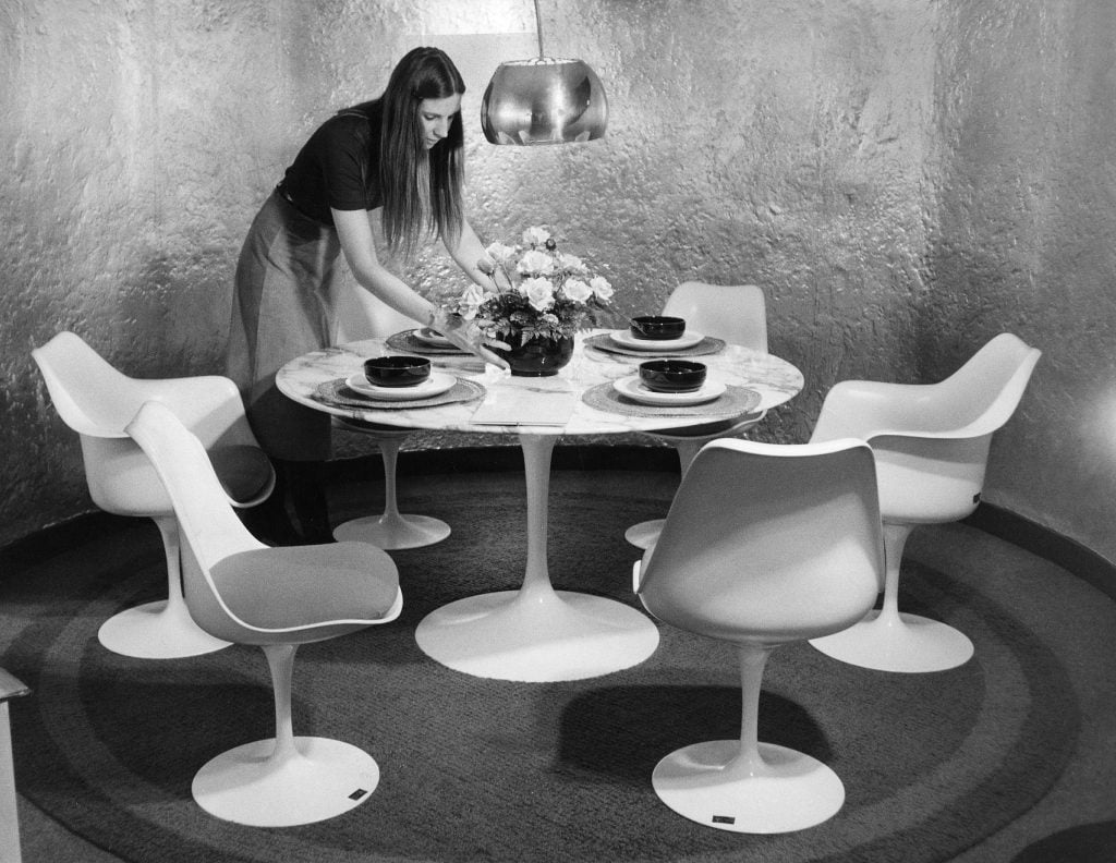 Dining room with a round table and seating by Finnish architect Eero Saarinen (manufacturer: Knoll). Photo by Kühn/ullstein bild via Getty Images.