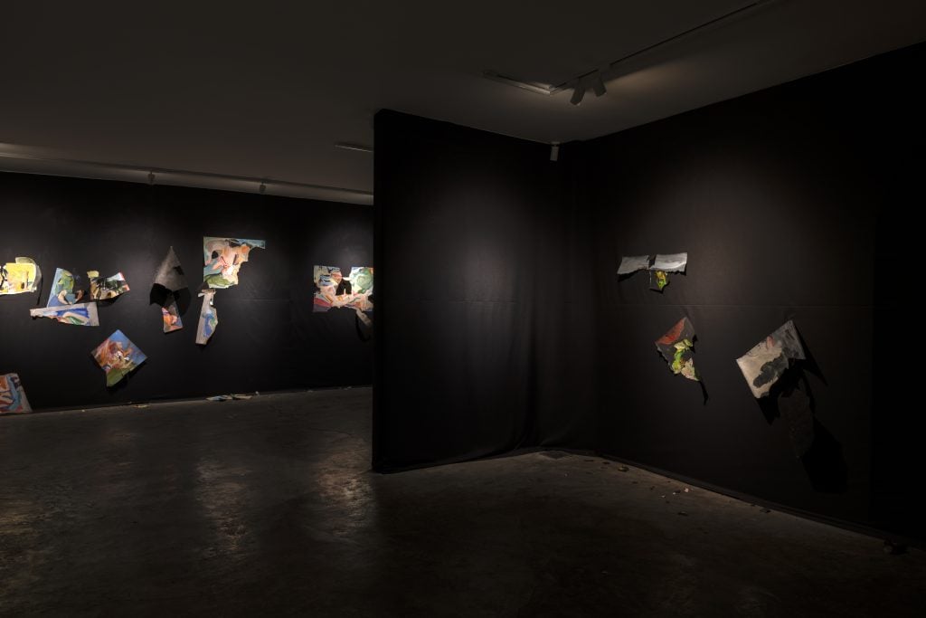 Zahra Shahcheraghi's solo show "Swan's Death" staged at O Gallery from January 20 through February 7. The artist covered the entire space in black fabric to symbolize the state of mourning.