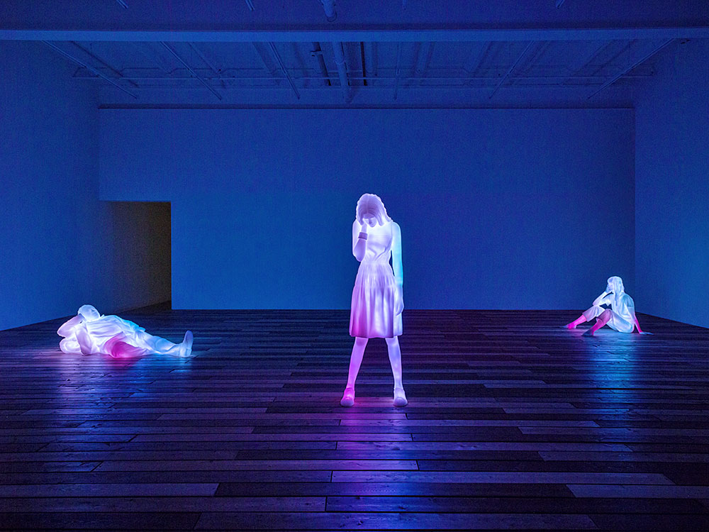 Doug Aitken, <em>3 Modern Figures (Don’t Forget to Breathe)</em> (2018). Cast frosted resin, programmed LED lights and composition, audio speakers, and components. Courtesy of Jens Faurschou.