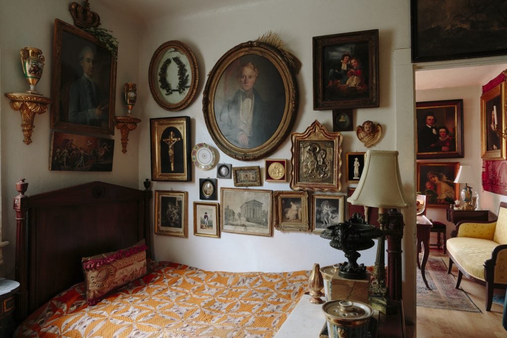 Interior view of the home of Andrew-Lamar-Hopkins in <i>The New Antiquarians: At Home With Young Collectors</i>. Courtesy of Monacelli. Photo