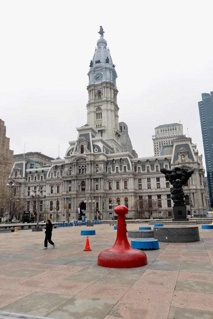 Your Move (1996), alongside Jacques Lipchitz's statue, Government of the People (1976), outside the Municipal Services Building Plaza in Philadelphia, Pennsylvania. Photo: Paul Marotta/Getty Images.