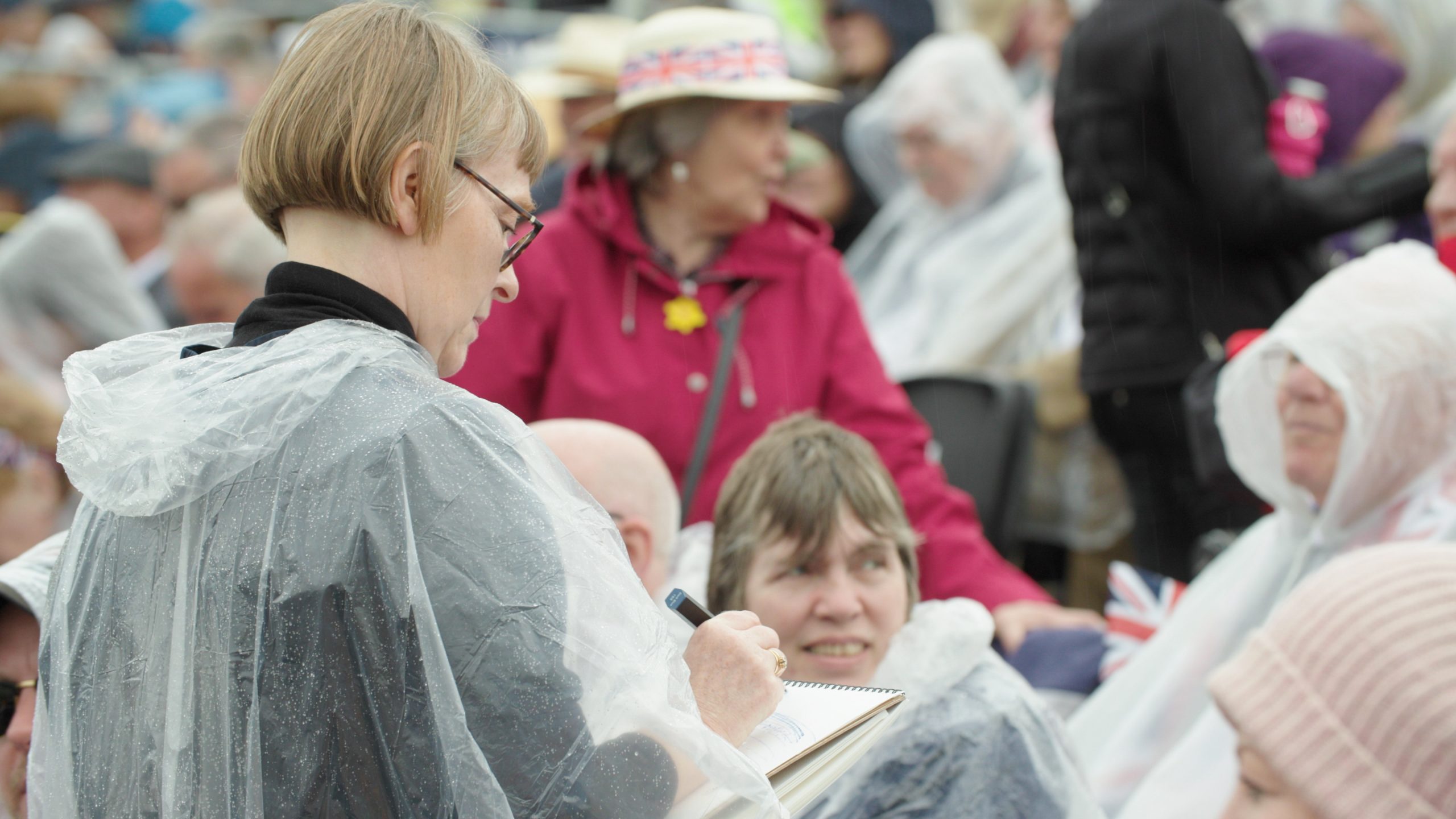 Artist Joy Gerrard sketching among the crowds on Coronation Day. © Harry Zundel, TMAX