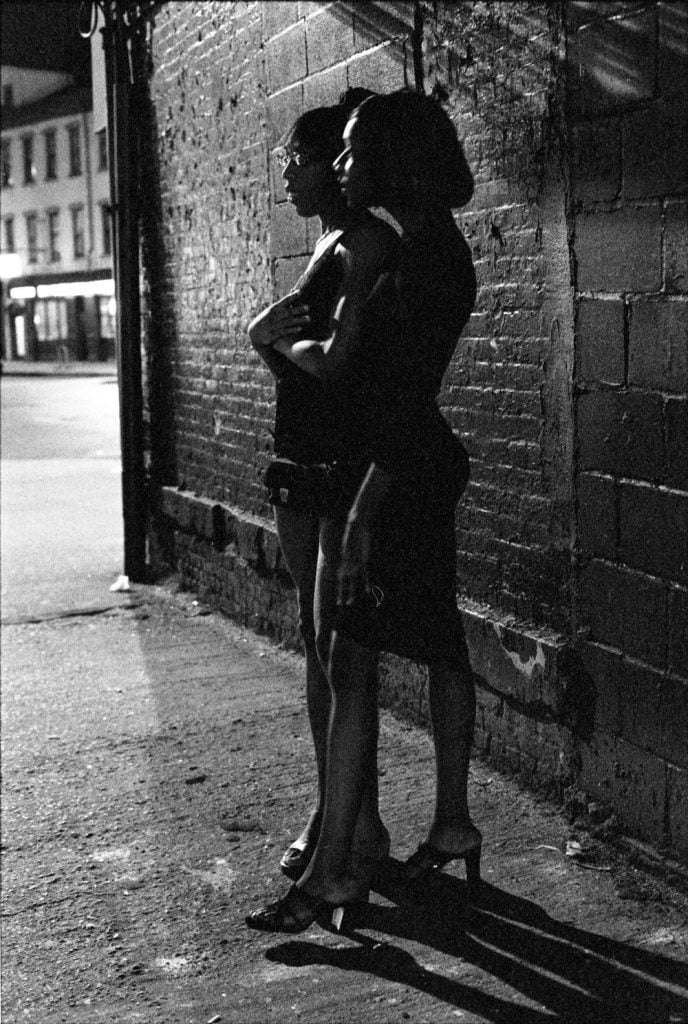 Lynsey Addario, Trans sex workers wait for clients in the meatpacking district in New York (1999). Photo courtesy of the artist and Lyles and King, New York. 