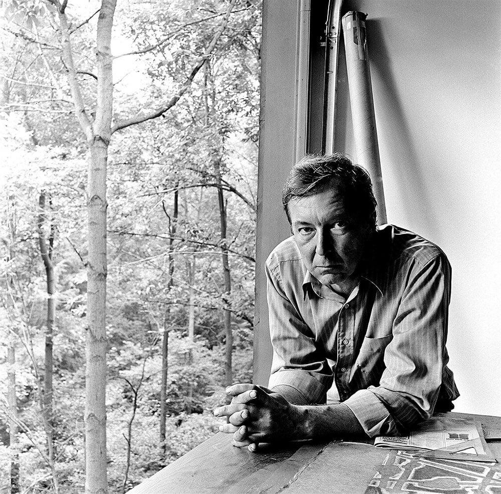 Jasper Johns at his studio and residence in upstate New York in 1974. (Photo: Michael Tighe/Donaldson Collection/Getty Images)