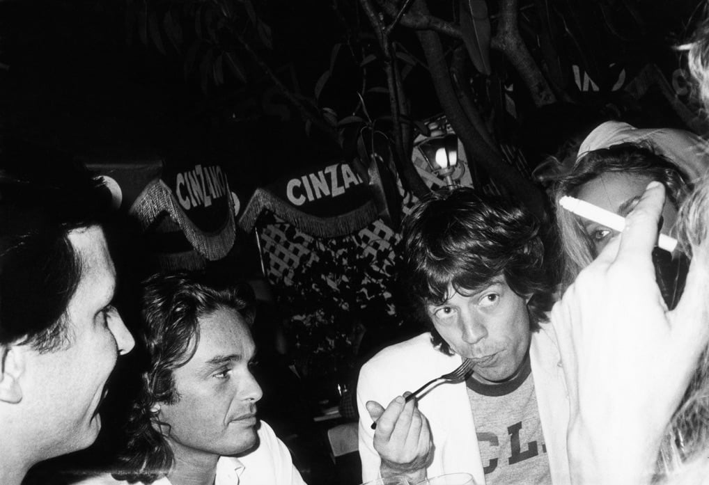 Bob Colacello, Fred Hughes, Patrice Calmettes, Mick Jagger, and Jerry Hall, Cafe Mustache, West Hollywood (1978). Bob Colacello, "It Just Happened, Photographs 1976-1982." ©Bob Colacello. Courtesy Thaddaeus Ropac gallery London | Paris | Salzburg | Seoul.