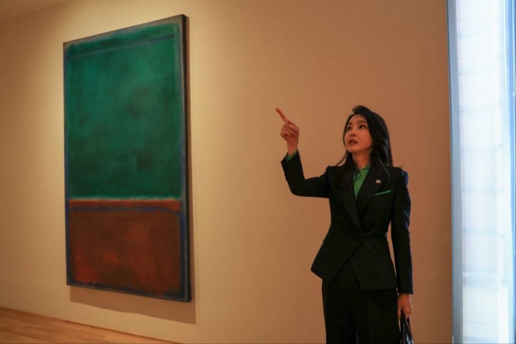 First Lady Kim Keon Hee at The Phillips Collection in Washington, D.C. April, 2023. Office of the President, Republic of Korea. Mark Rothko, Green and Maroon, (1953) © 1998 Kate Rothko Prizel & Christopher Rothko / Artists Rights Society (ARS), New York