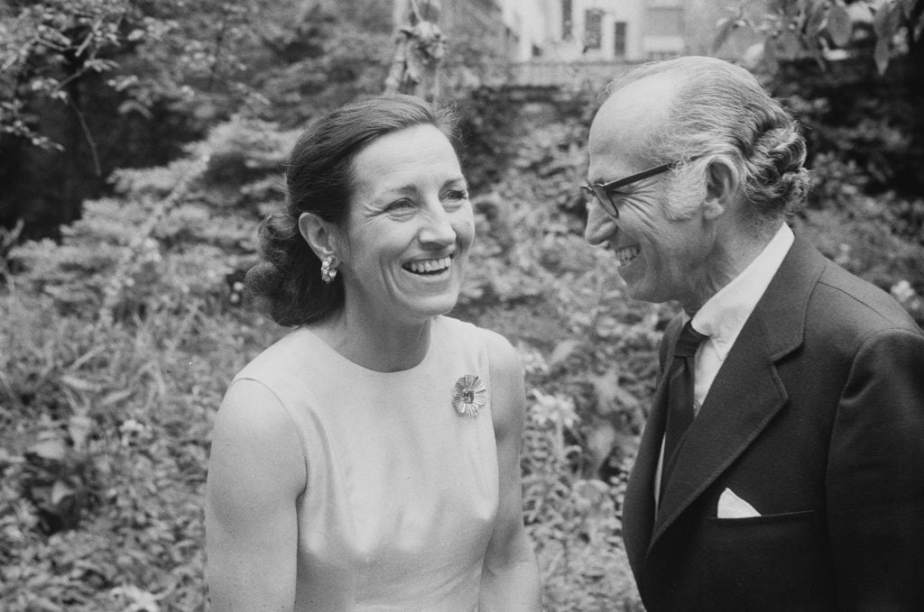 French painter Francoise Gilot and Jonas Salk after their wedding in Neuilly sur Seine near Paris, France. Photo by Michel Ginfray/Sygma/Sygma via Getty Images.