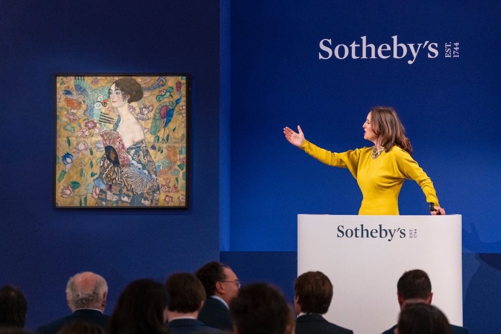Helena Newman, auctioneering Gustav Klimt's record-breaking Dame mit Fächer (Lady with a Fan) by Gustav Klimt. Photo by Haydon Perrior, Image courtesy Sotheby's.