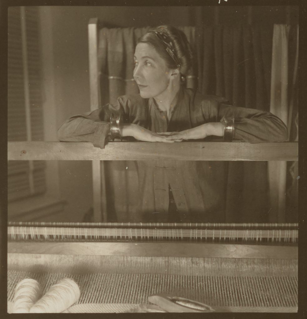 Dorothy Liebes in her Powell Street studio, San Francisco, California (1938). Photo by Louise Dahl-Wolfe, courtesy of the Dorothy Liebes Papers, Archives of American Art, Smithsonian Institution, ©Center for Creative Photography, Arizona Board of Regents.