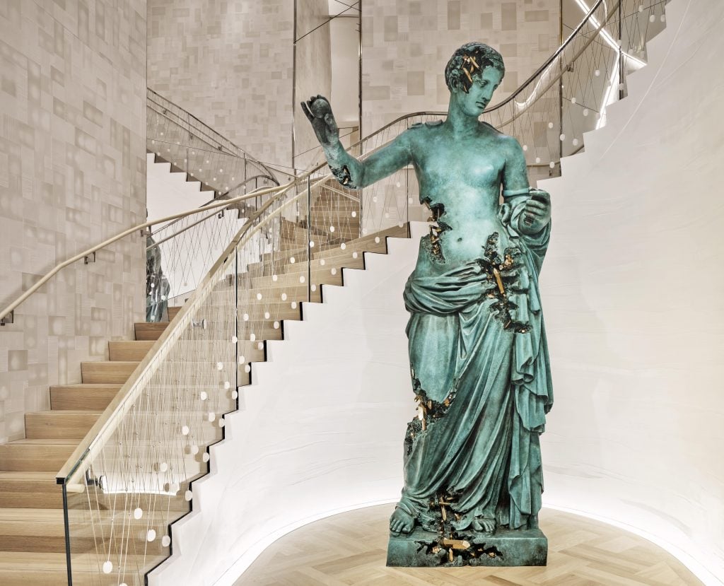 Daniel Arsham's Bronze Eroded Venus of Arles (2022) is the dramatic centerpiece of the Landmark. Courtesy of Tiffany & Co.