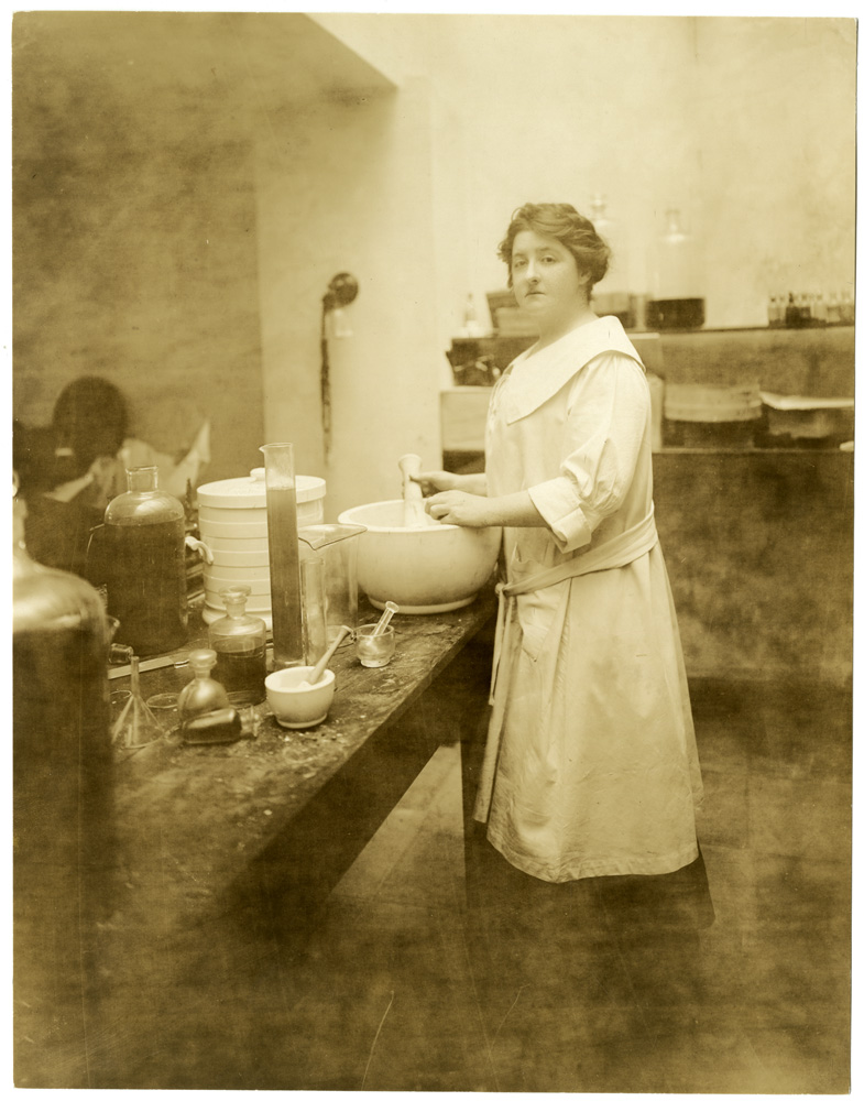 Jessie Tarbox Beals, Portrait of Ann Haviland, perfumer, (ca. 1915–28). Collection of the Patricia D. Klingenstein Library, New-York Historical Society.