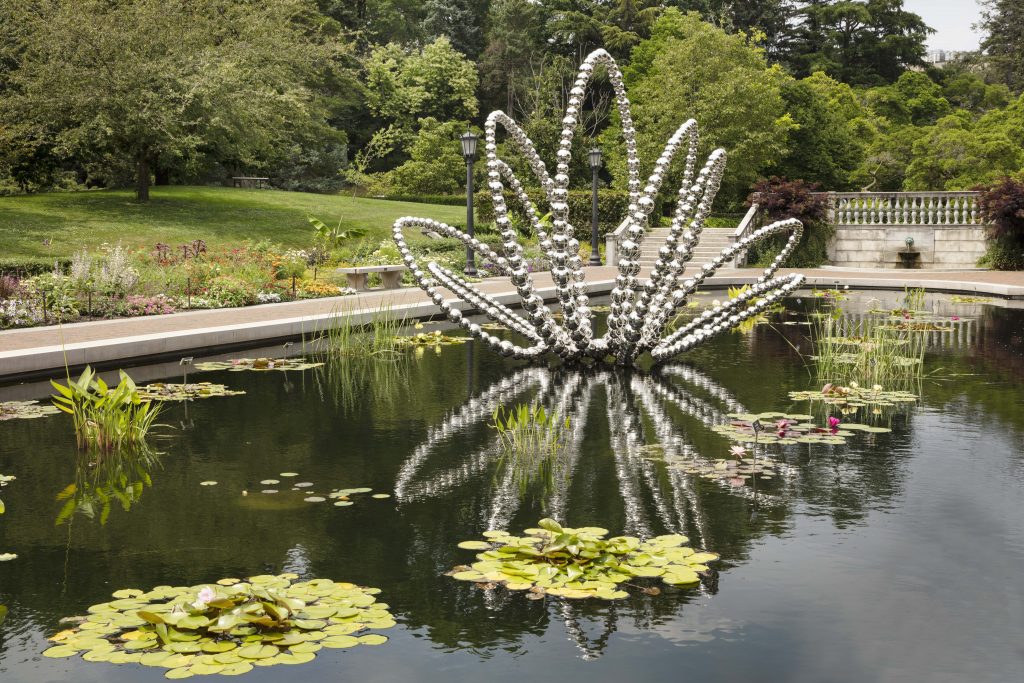 Jean-Michel Othoniel's sculpture "Mirror Lotus" in Brooklyn Botanic Garden's Lily Pool Terrace. Photo by Guillaume Ziccarelli. ©Jean-Michel Othoniel / ADAGP, Paris & ARS, New York 2023.