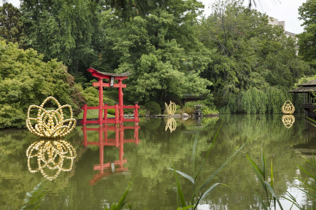Three sculptures in Jean-Michel Othoniel's "Gold Lotus" series in Brooklyn Botanic Garden's Japanese Hill-and-Pond Garden. Photo by Guillaume Ziccarelli. ©Jean-Michel Othoniel / ADAGP, Paris & ARS, New York 2023.