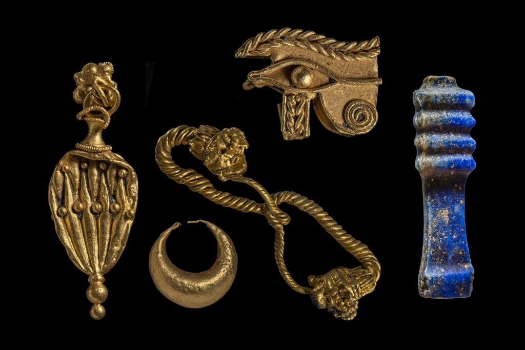 Gold objects, jewelry and a <em>Djed</em> pilar, symbol of stability, made of lapis lazuli from Thonis-Heracleion, 5th century B.C.E. Photo by Christoph Gerigk ©Franck Goddio/Hilti Foundation.
