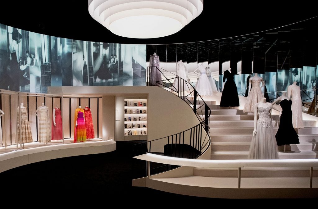 Installation view of "Gabrielle Chanel. Fashion Manifesto" at the V&A. Copyright CHANEL.