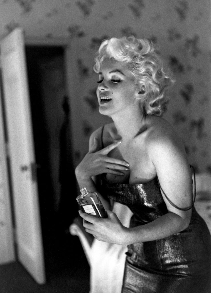 Marilyn Monroe applying Chanel N°5. Photo: Ed Feingersh, 1955, New York. © Ed Feingersh/Michael Ochs Archives/Getty Images