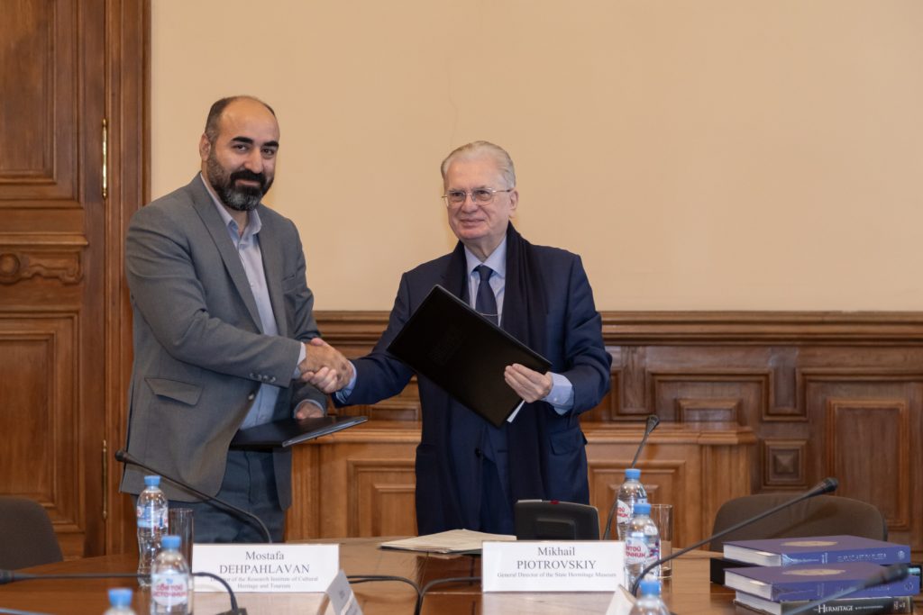 General director of the Hermitage, Mikhail Borisovich Piotrovsky, and the director of the Cultural Heritage and Tourism Research Institute of the Islamic Republic of Iran, Mostafa Dehpahlavan, sign a memorandum of understanding. Photo courtesy of the State Hermitage Museum, St. Petersburg.